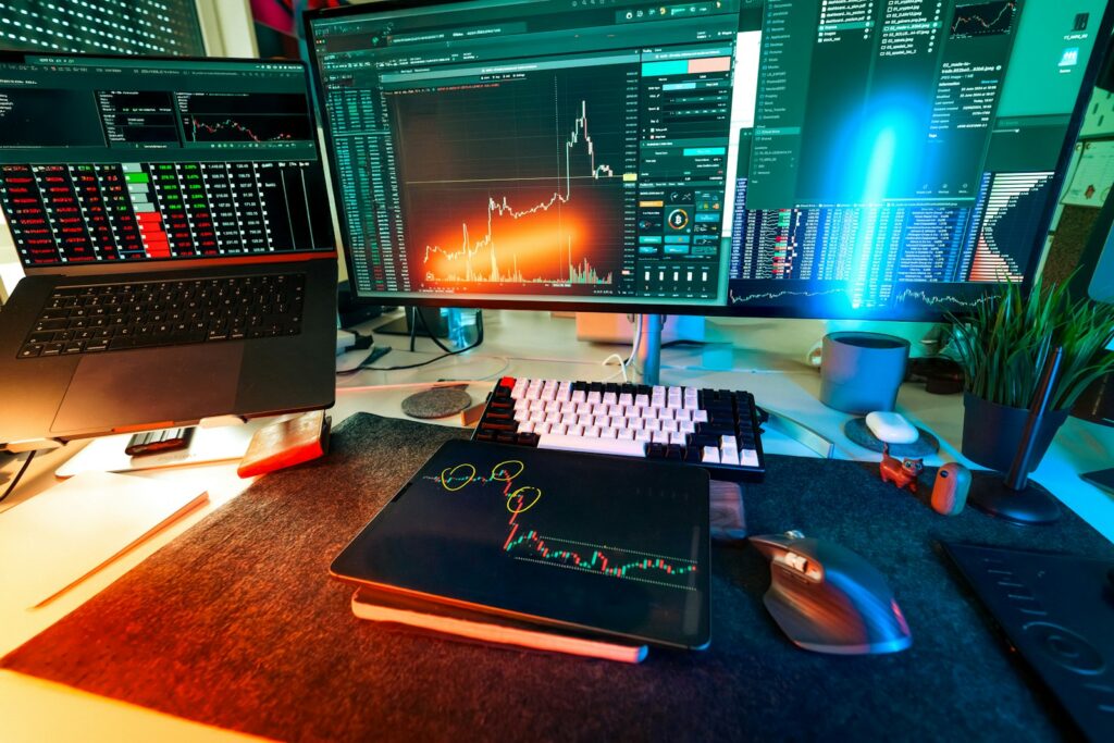 Desk with performance charts, illustrating real estate cost per lead in India