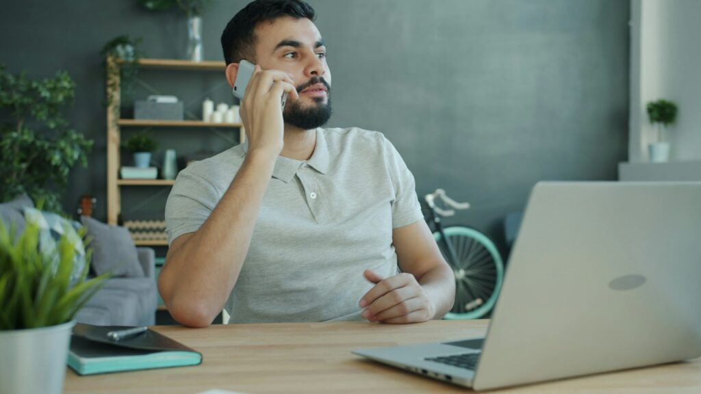 Broker making a call with a real estate calling script in Hindi