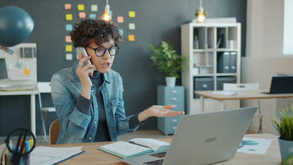 Telecaller following up leads with a real estate calling script in Hindi