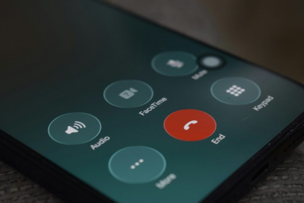 Incoming call screen of the kind Truecaller Business brands with a verified name